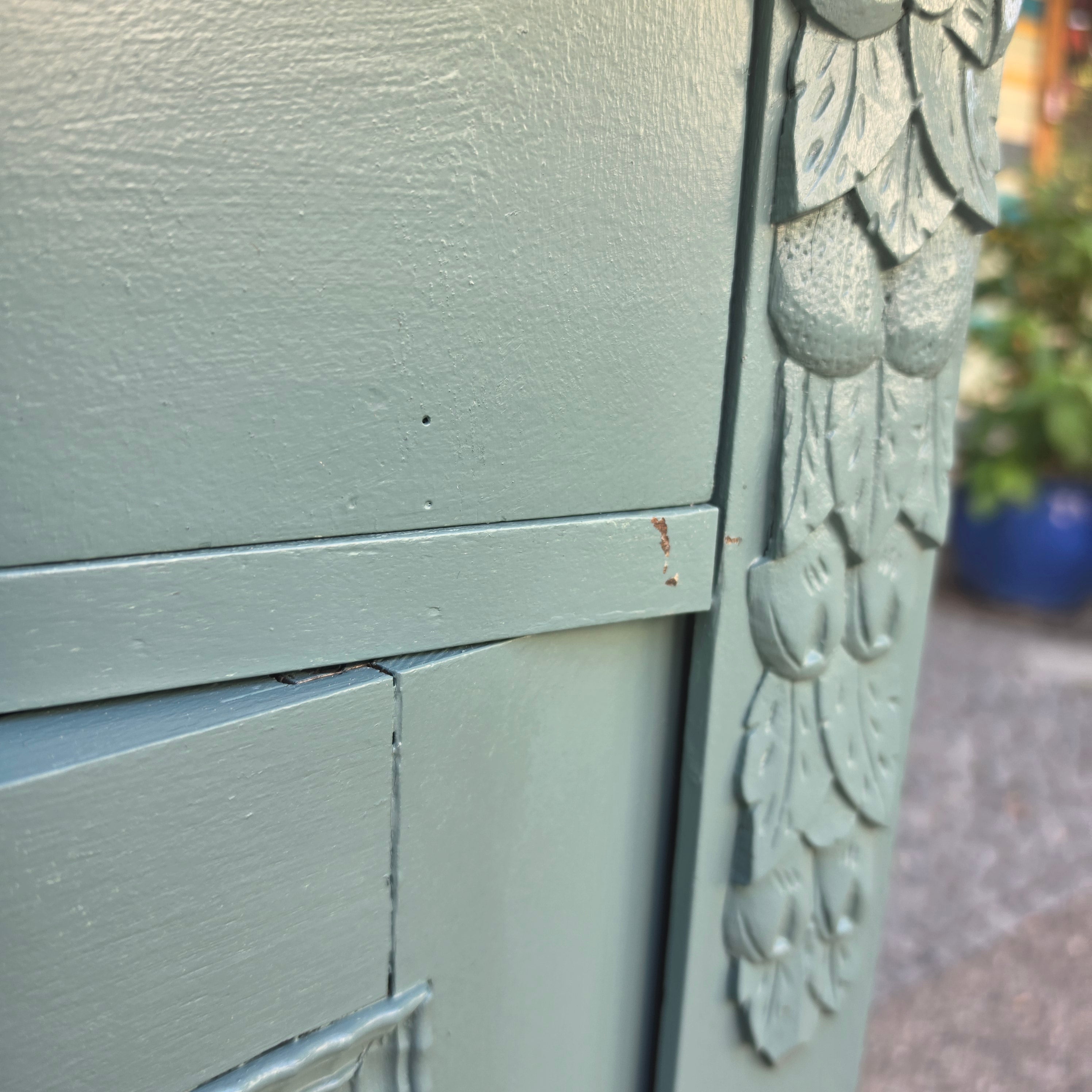 Antike Kommode mit Aufsatz im Shabby-Chic-Look – Salbeigrün mit Messingbeschlägen