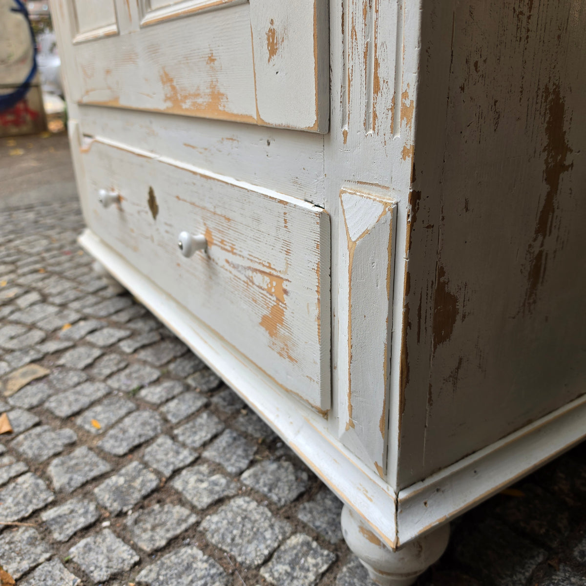 Abgeschliffener Jugendstil Holz Schrank Kleiderschrank AntikAntiker Holzschrank im Vintage Shabby-Chic Stil – Weiß patina