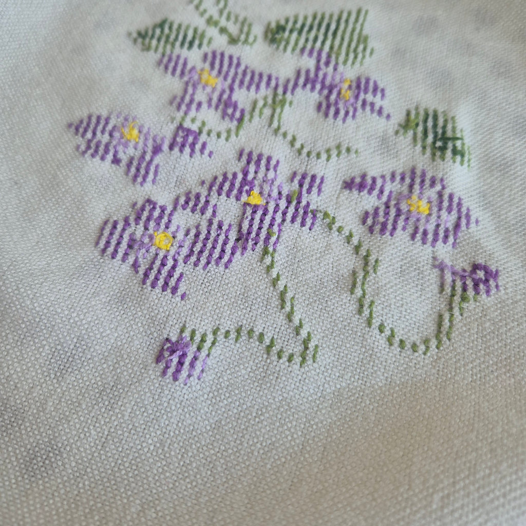 Vintage DDR Tischdecke weiß mit lila Blumenstickerei 220x130cm
