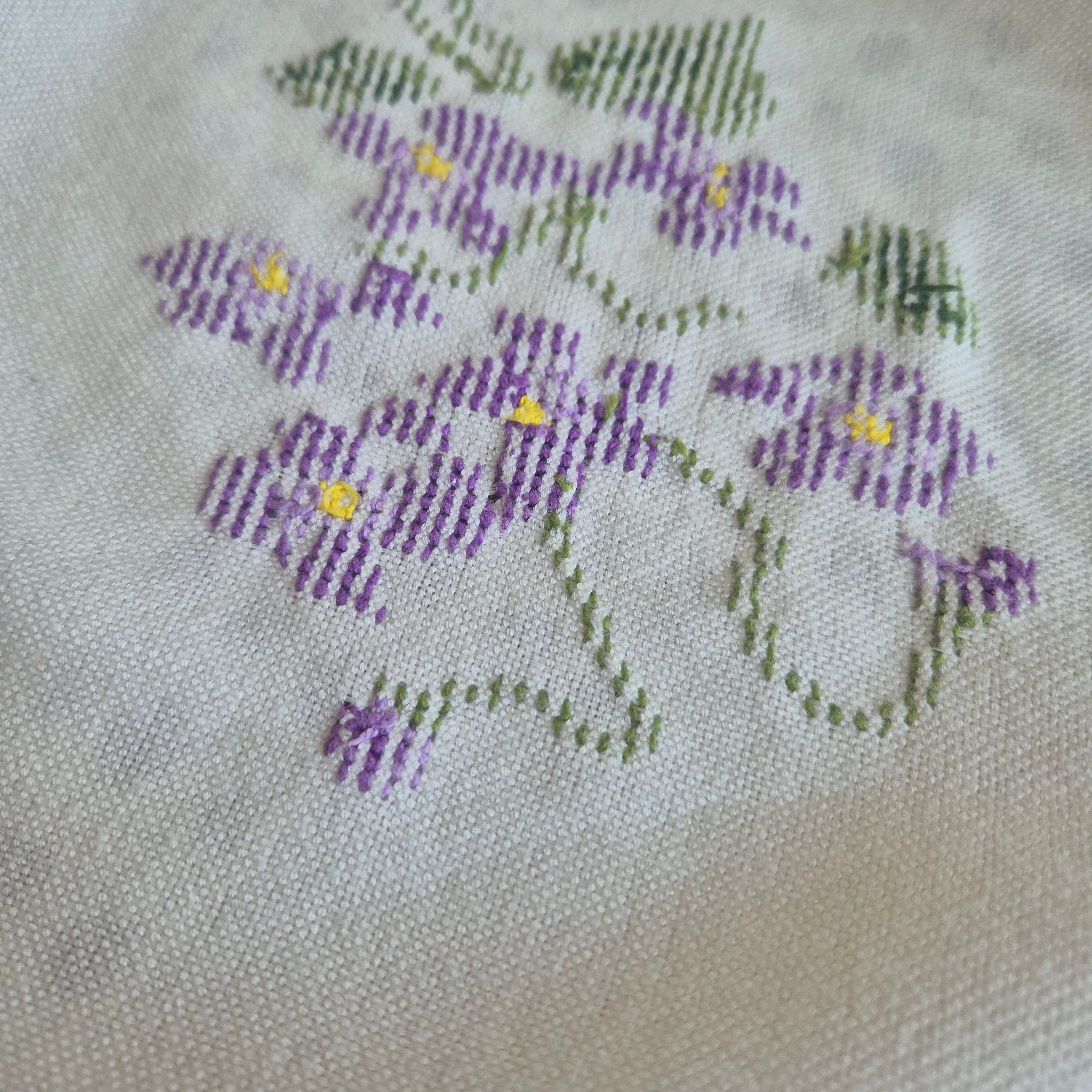 Vintage DDR Tischdecke weiß mit lila Blumenstickerei 220x130cm