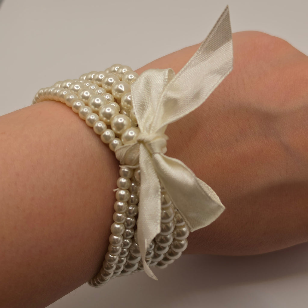 Elegantes Mehrreihiges Perlenarmband mit Satin-Schleife