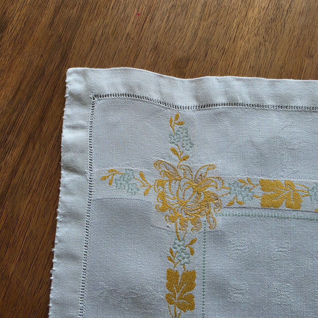 Elegante Vintage-Stoffserviette Zierdeckchen mit floraler Stickerei - Monogramm E.B.