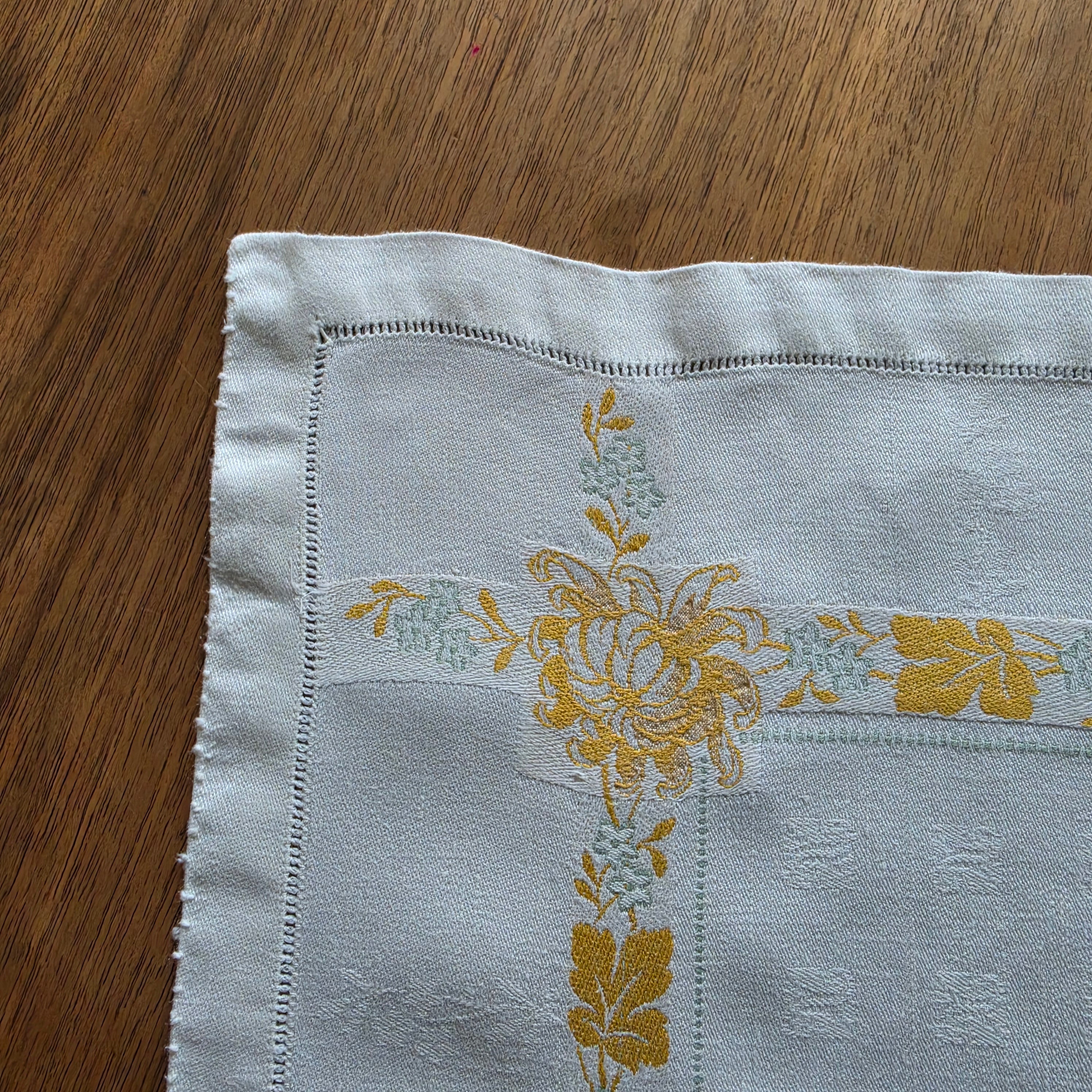 Elegante Vintage-Stoffserviette Zierdeckchen mit floraler Stickerei - Monogramm E.B.