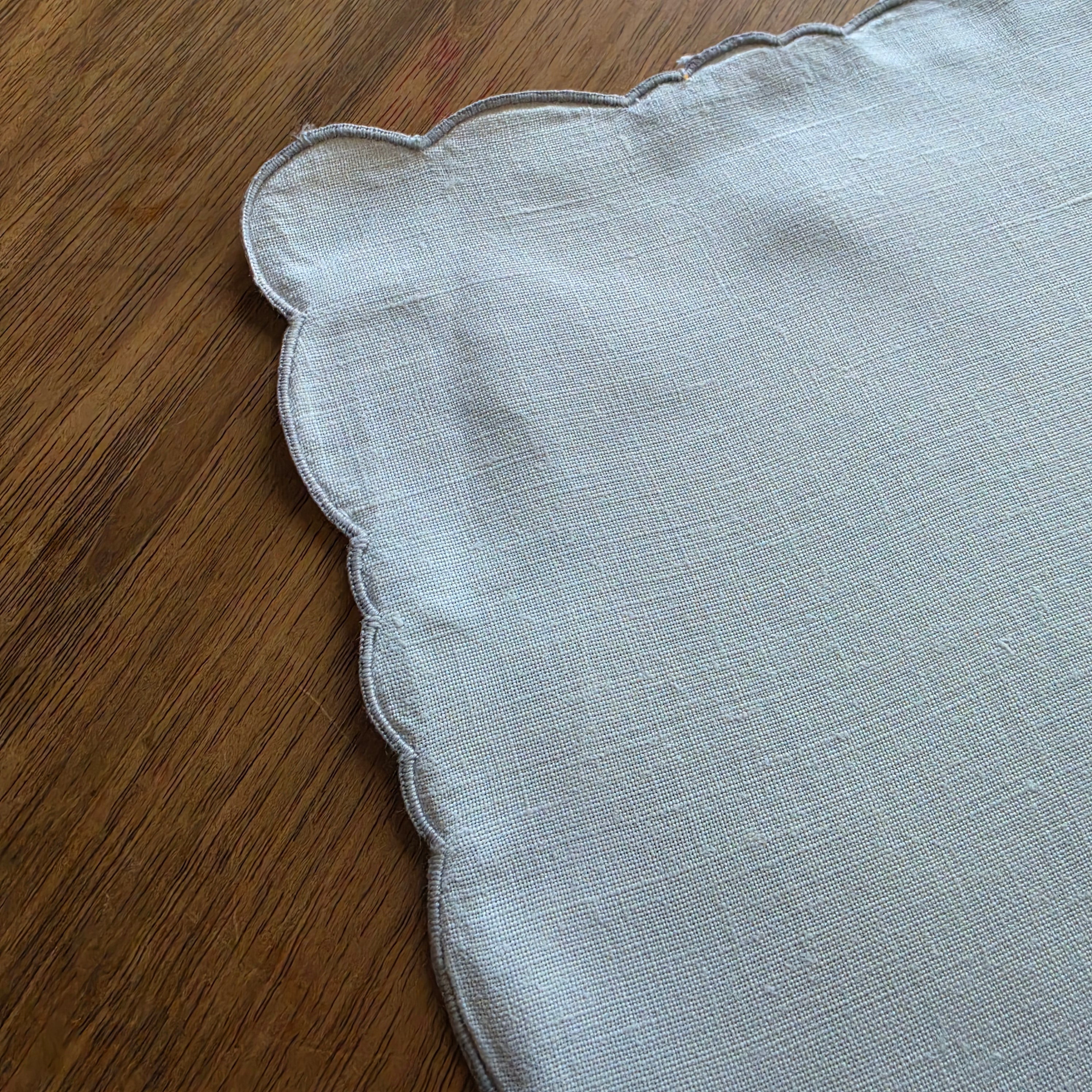Vintage DDR Zierdeckchen/Taschentuch aus Leinen – Handgestickt 25x25cm
