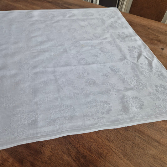 Antike Jugendstil Serviette/Mitteldecke weiß 64x66cm Damast Blumen Stockflecken Monogram S.A.