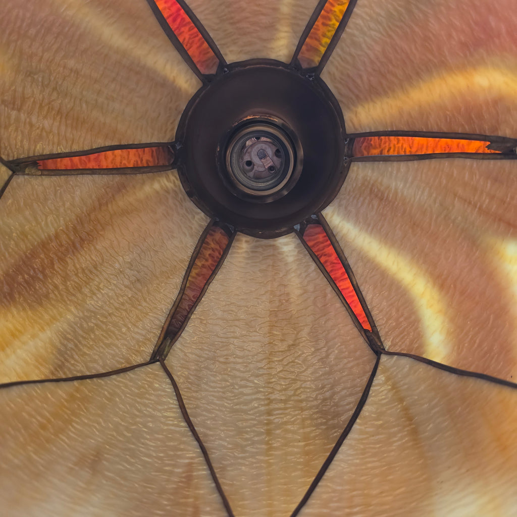 Vintage Tiffany-Stil Hängelampe Lotusblüte / Art Déco Pendelleuchte aus Buntglas & Messing
