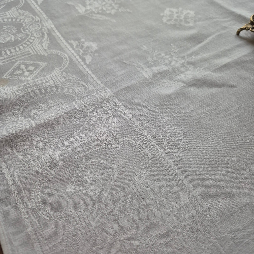 Antike Serviette / Mitteldecke Damast quadratisch weiß Baumwolle 70x72cm (Flecken) Monogramm I.K. oder J.K. ♡