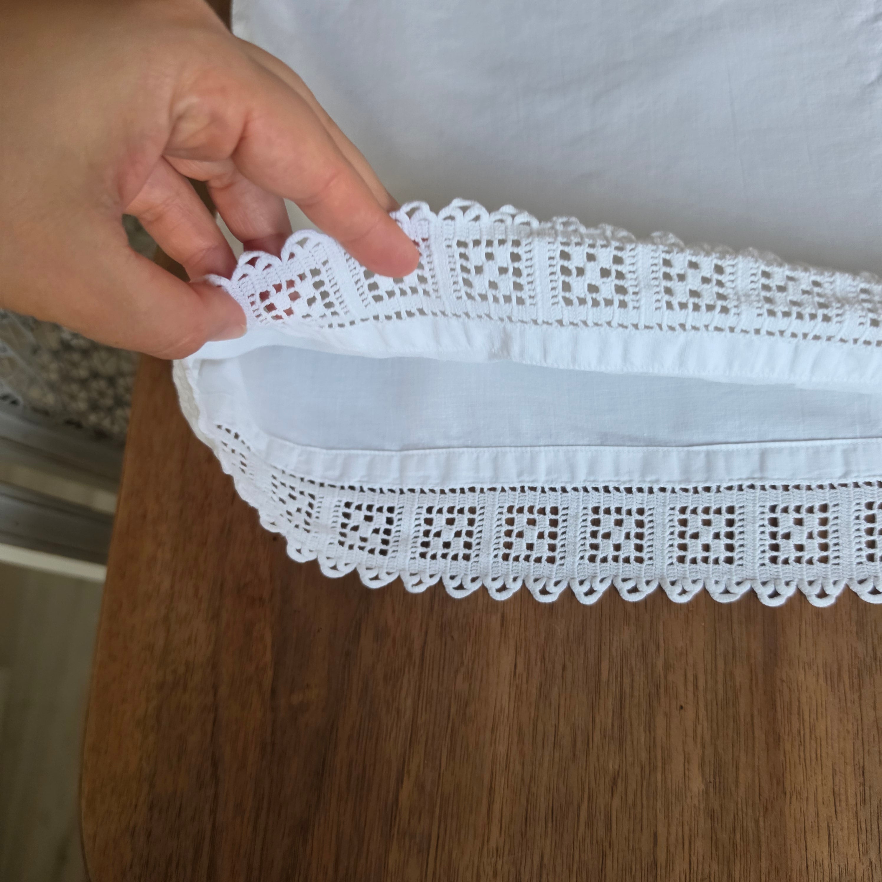 Antiker Baumwoll-Kissenbezug mit handgearbeiteter Klöppelspitze & Monogramm - Reine weiße Baumwolle 80x80cm
