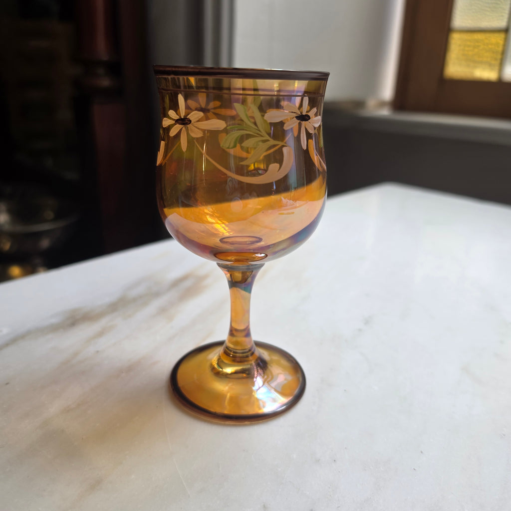Vintage Likörglas - Likörkelch aus Bernstein-Glas – Handbemalt mit Blumenmotiv & Irisierendem Glanz