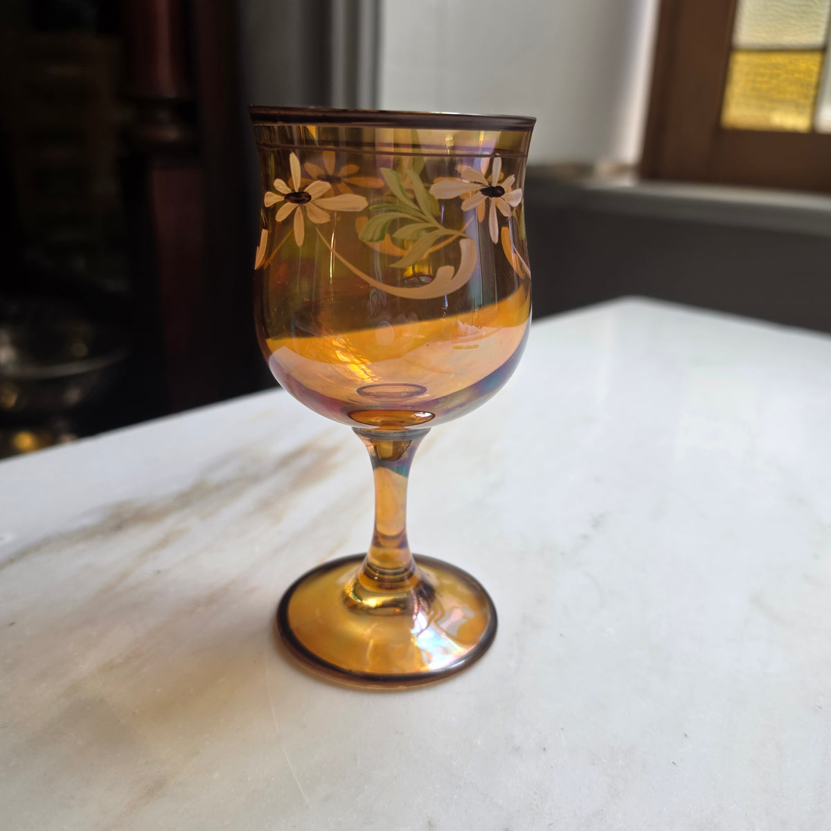Vintage Likörglas - Likörkelch aus Bernstein-Glas – Handbemalt mit Blumenmotiv & Irisierendem Glanz