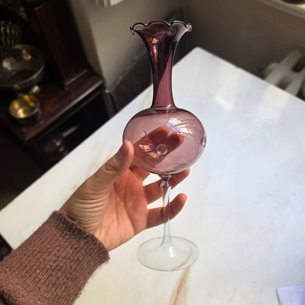 Elegante Vintage-Glasvase in Amethyst-Rosa – Handgefertigt mit Wellenrand & Luftblasen-Akzenten