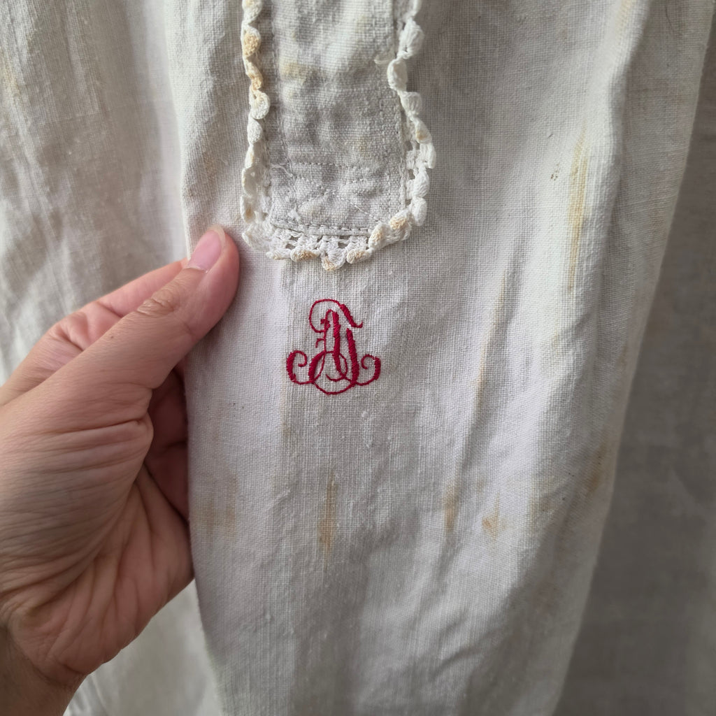 Authentisches Jugendstil-Nachthemd mit Geschichte und unverkennbarer Patina - um 1920 - Monogramm A.N.