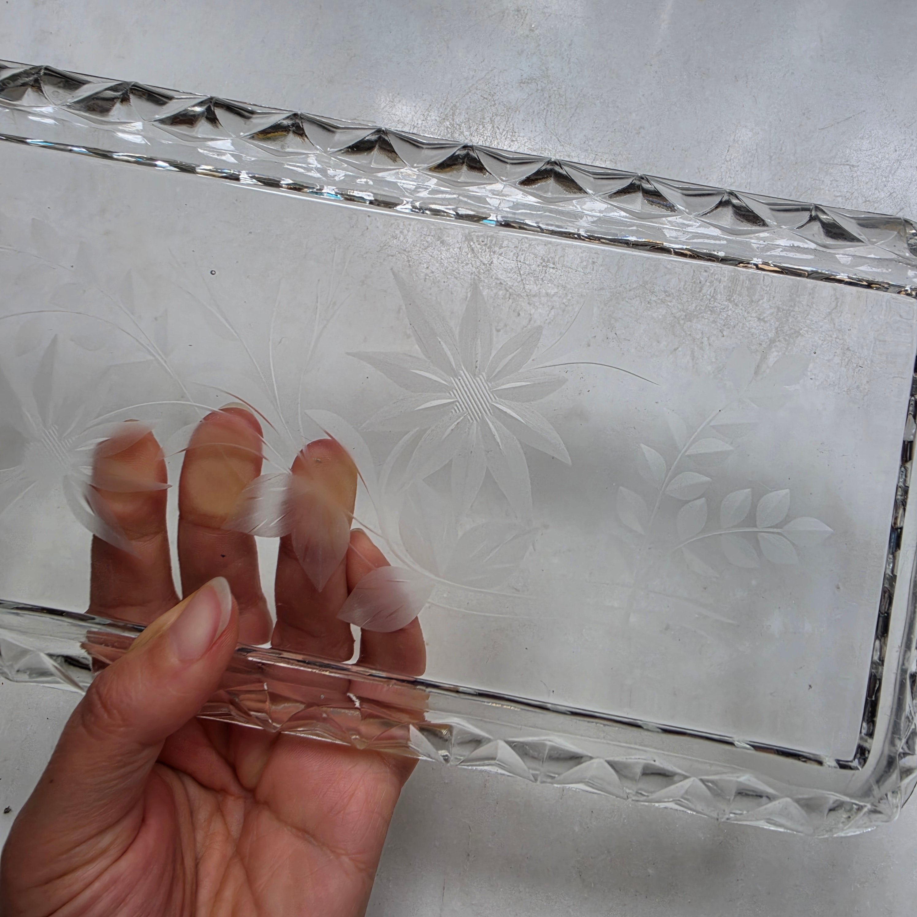 Vintage Glas-Anrichteplatte mit Blumen- & Ähren-Schliff – Längliche Servierschale - Kuchentablett aus Pressglas