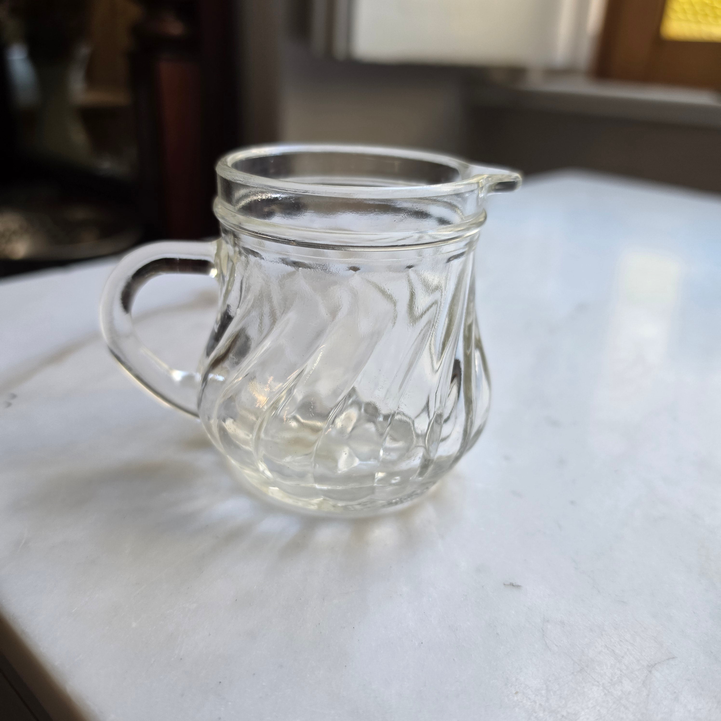 Kleines Vintage-Milchkännchen aus klarem Glas mit Spiraldruck und Sternboden