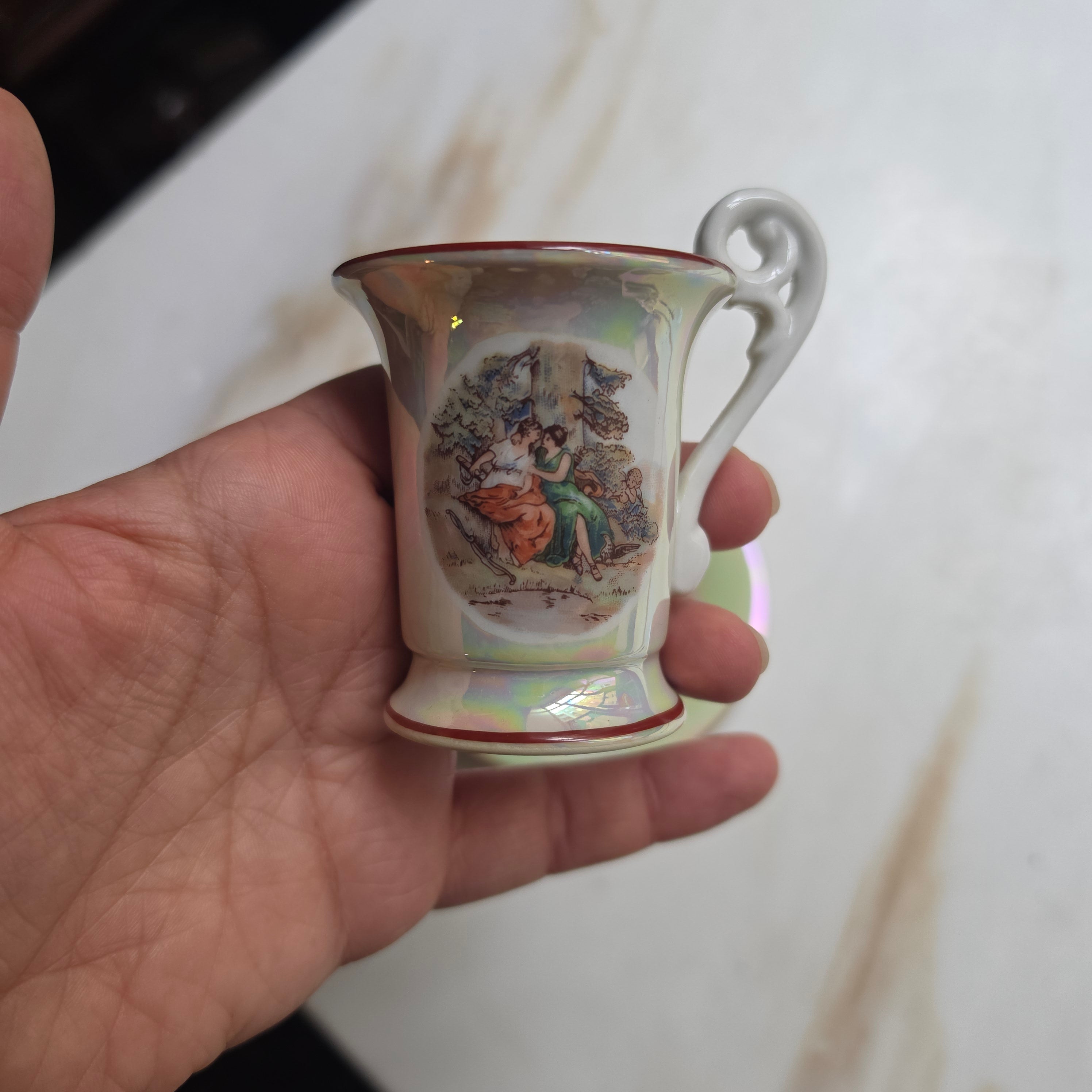 Vintage Mokkatasse mit Lüsterglasur & Romantik-Motiv – Porzellan Sammeltasse