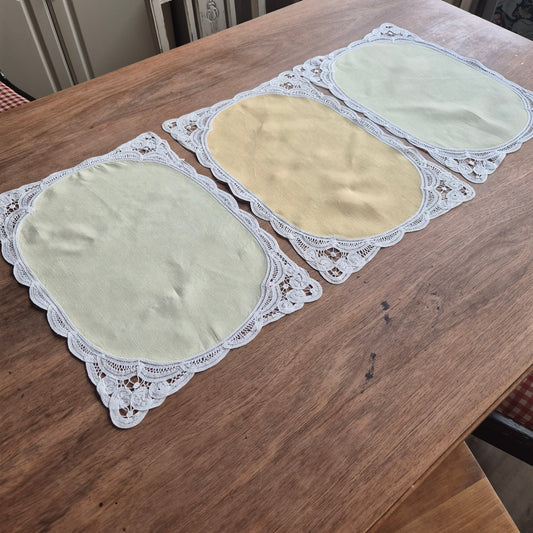3x Antike Zierdeckchen Platzdeckchen Pastellgelb 40x30cm
