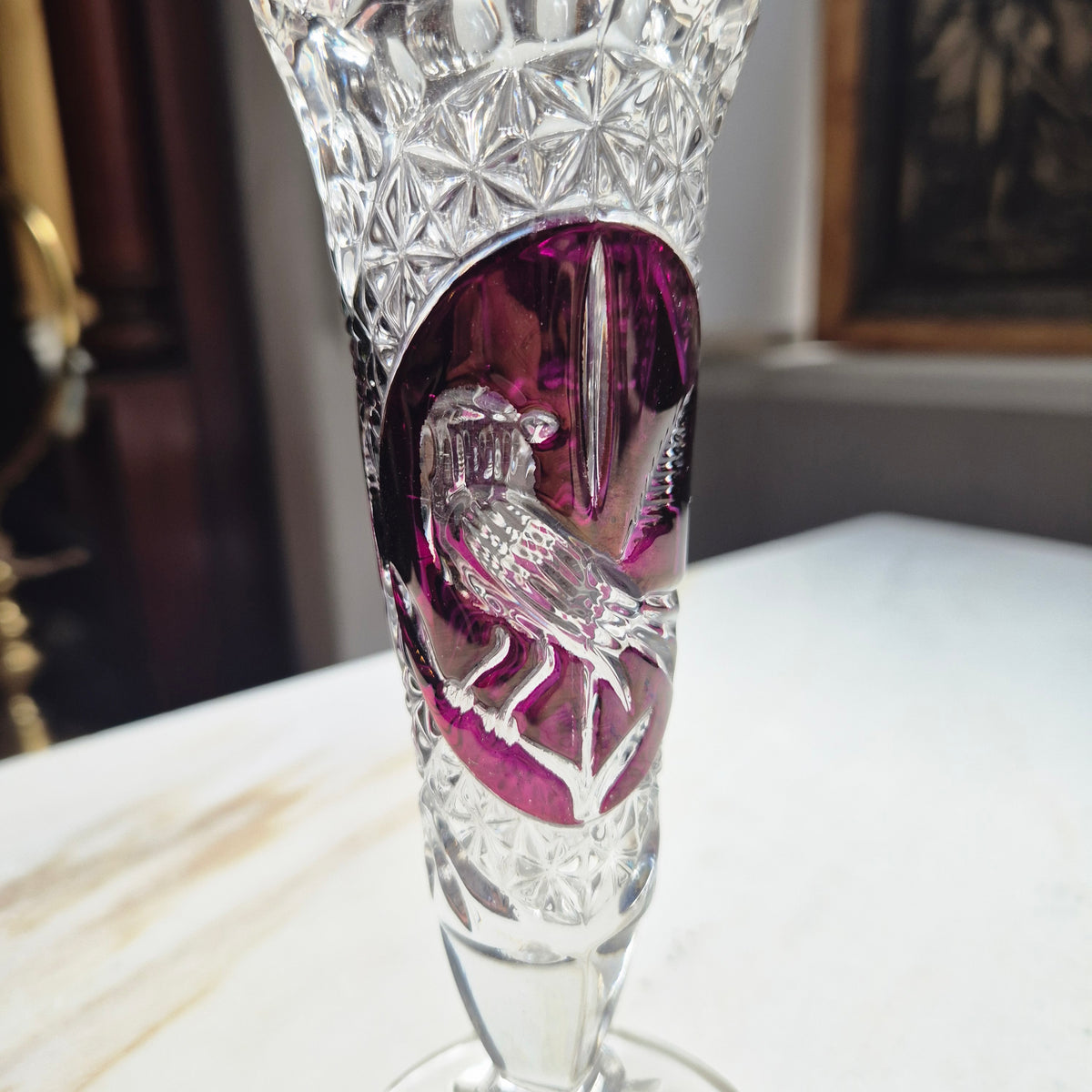 Vintage Bleikristall Hofbauer kleine Vase mit Vogelmotiv Weinrot – AntikStorys