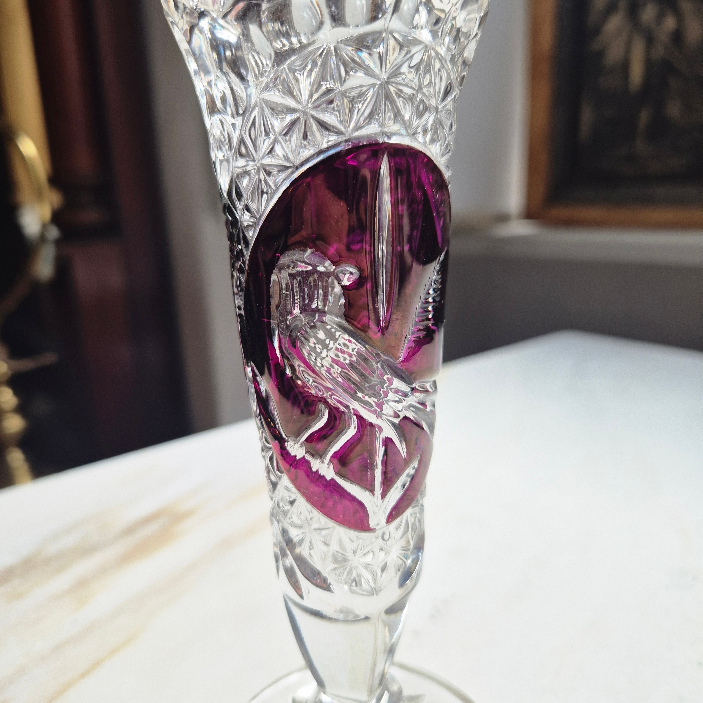 Vintage Bleikristall Hofbauer kleine Vase mit Vogelmotiv Weinrot