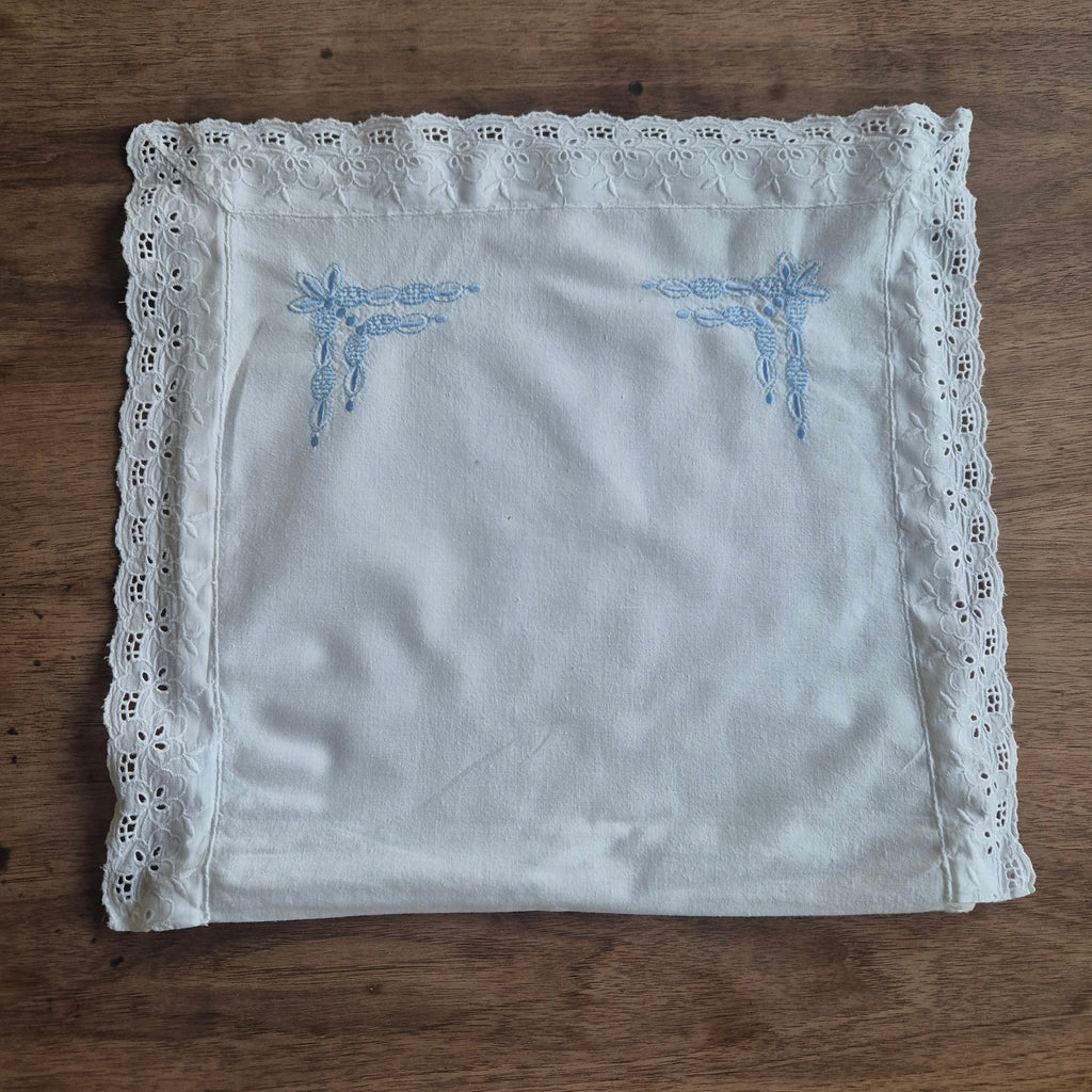 Kleine weiße Kissenhülle mit Spitzenrand und blauem Stickmuster 35x35cm