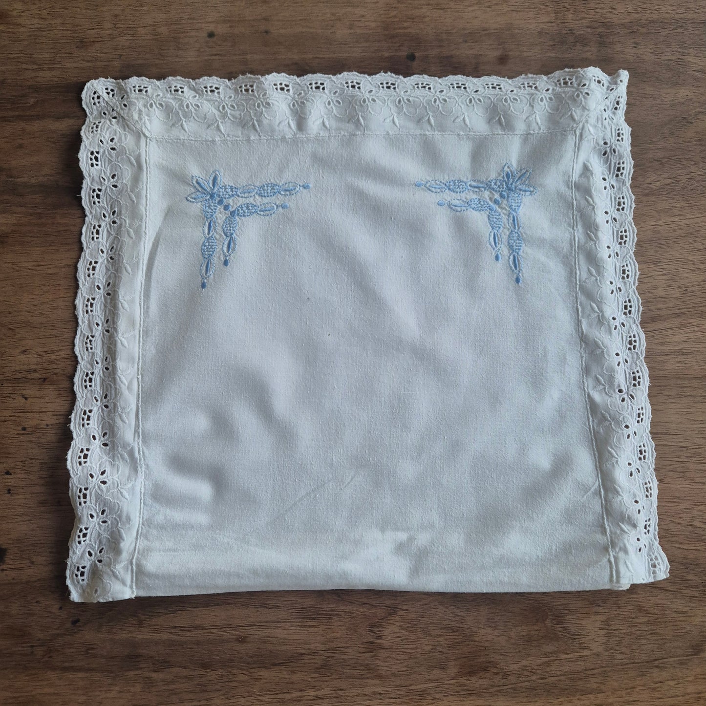 Kleine weiße Kissenhülle mit Spitzenrand und blauem Stickmuster 35x35cm