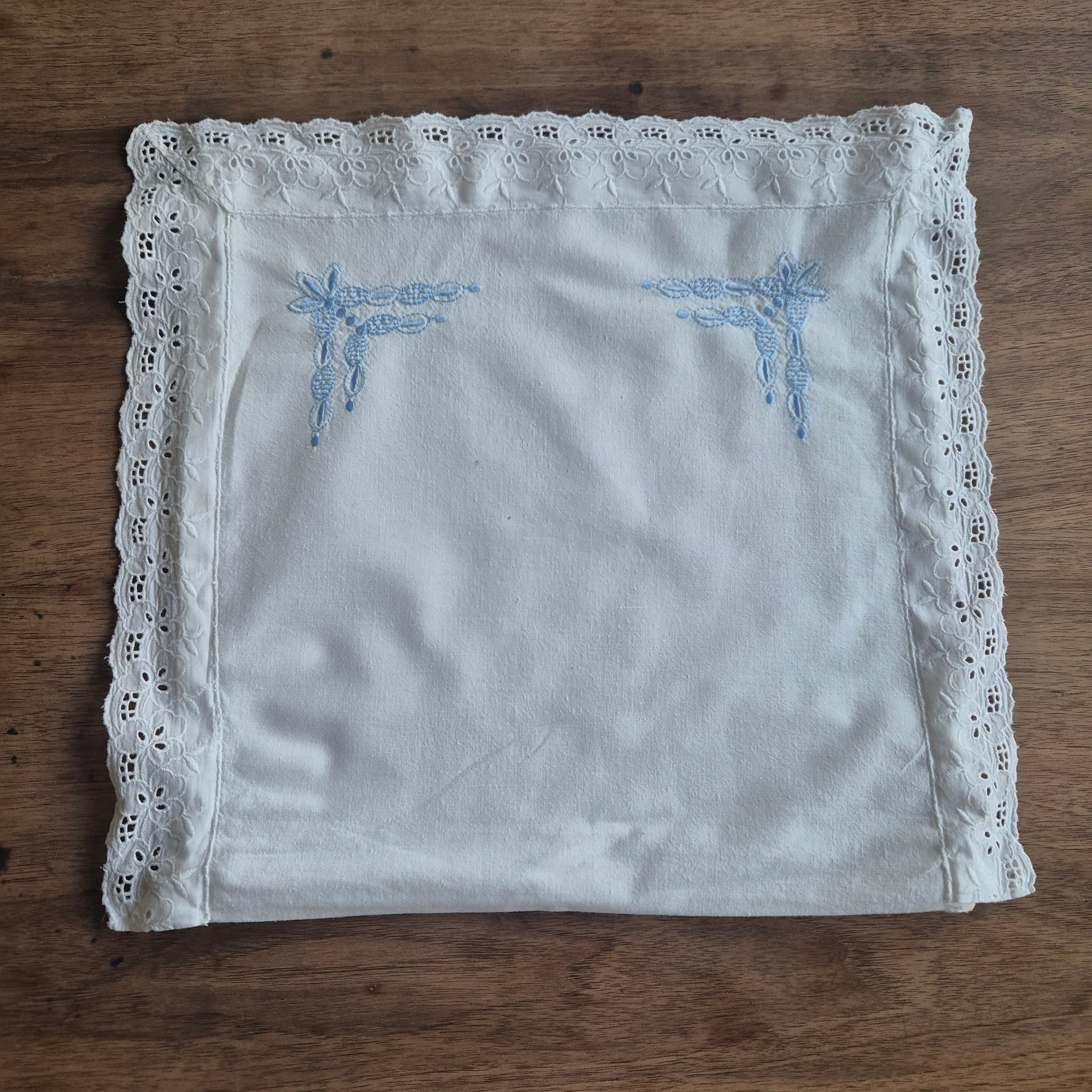 Kleine weiße Kissenhülle mit Spitzenrand und blauem Stickmuster 35x35cm