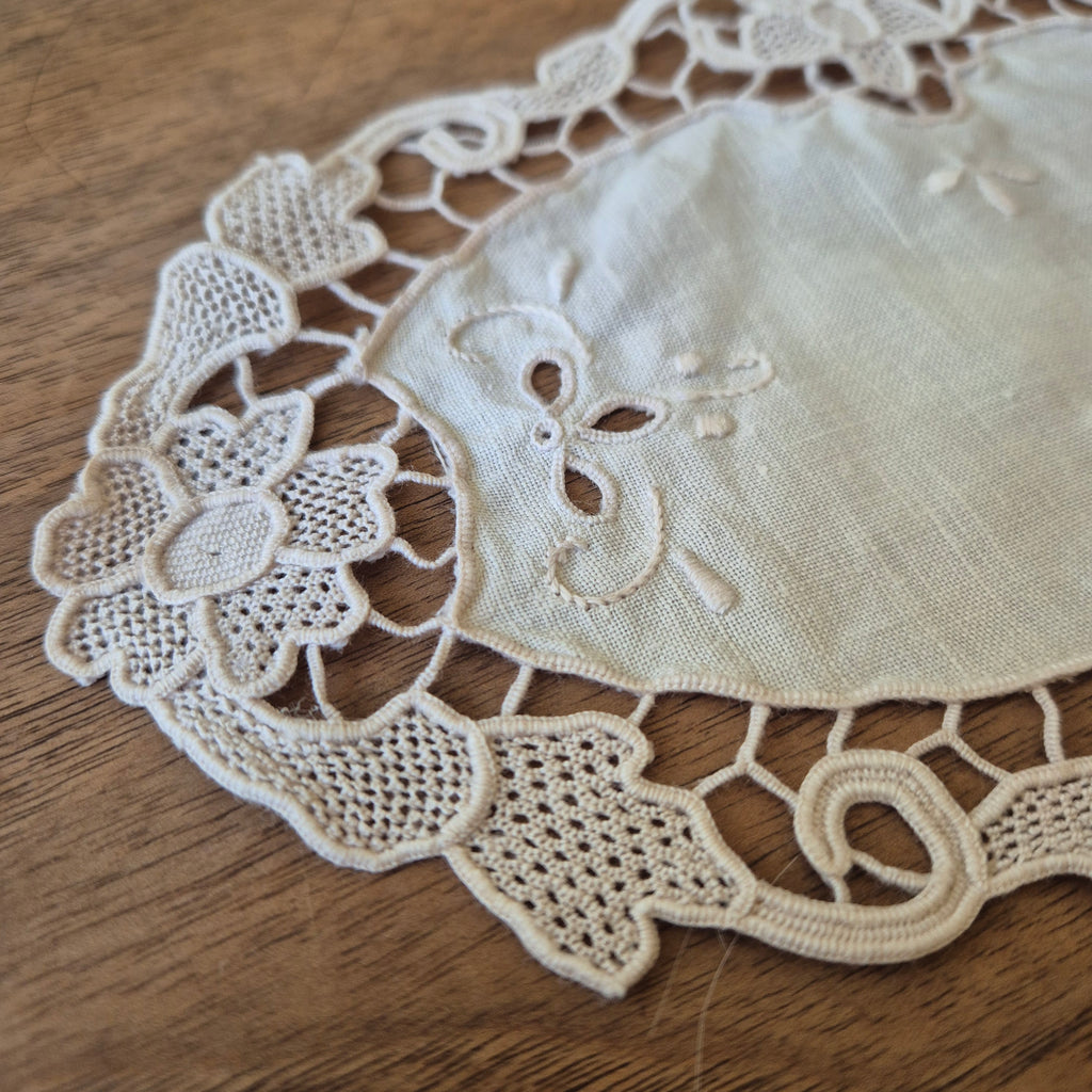 Antikes kleines Zierdeckchen creme gehäkelt geklöppelt Baumwolle 23x15cm oval