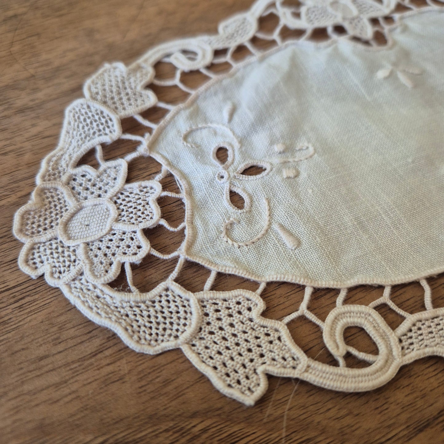 Antikes kleines Zierdeckchen creme gehäkelt geklöppelt Baumwolle 23x15cm oval