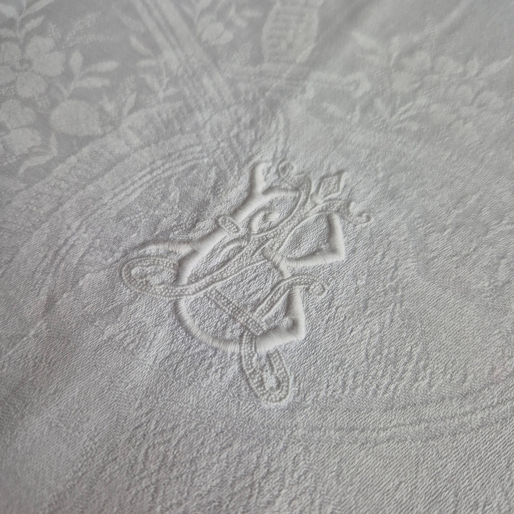 Antike Tischdecke weiß 77x91cm Damast weiß Jagtmotiv und Monogram L.B