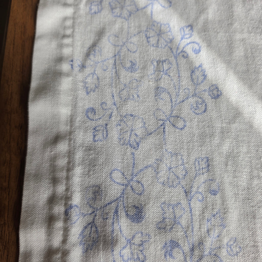 Original DDR Vintage Gardine - Weißer Vorhang mit blauem Grafik-Druck links Ostalgie 117x172cm