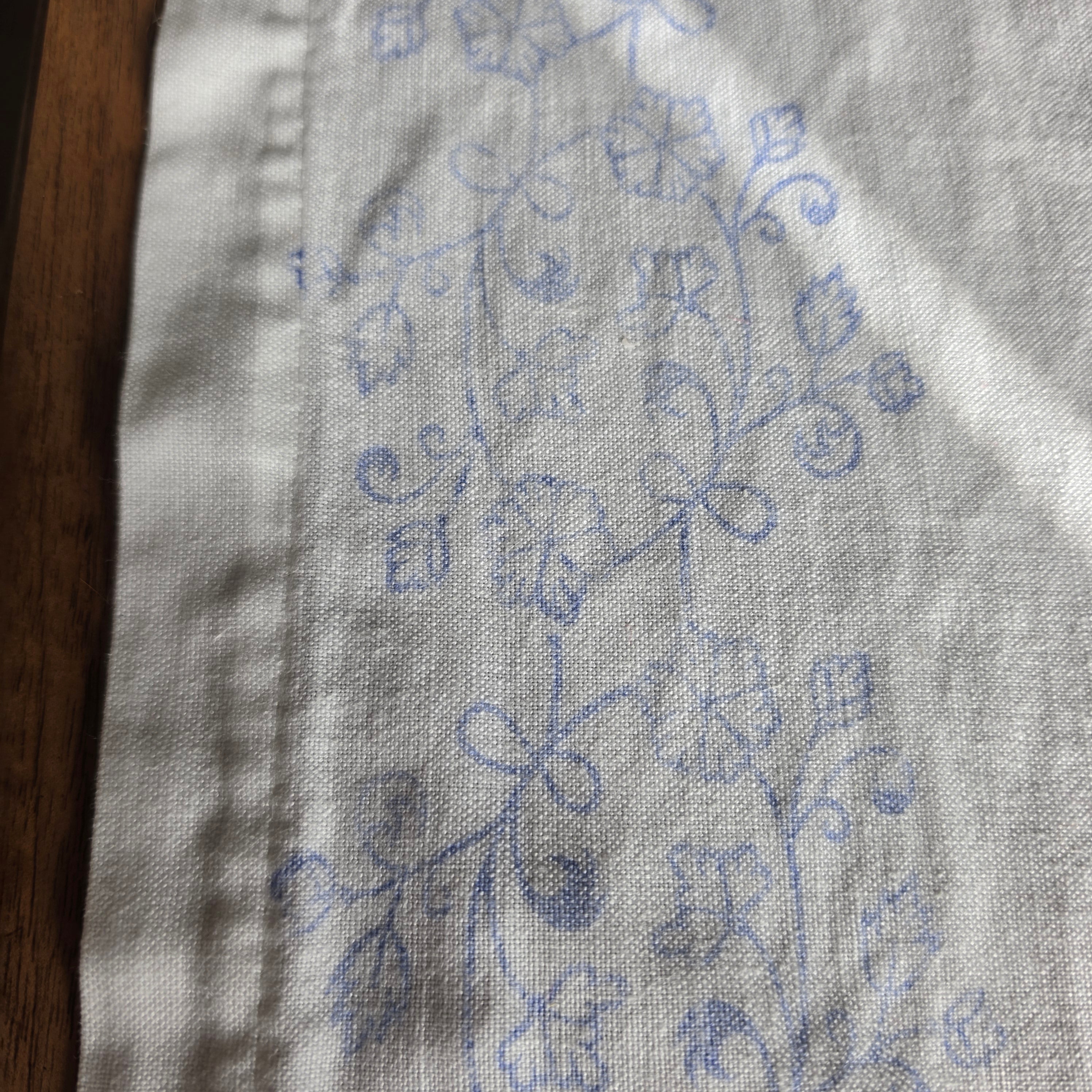 Original DDR Vintage Gardine - Weißer Vorhang mit blauem Grafik-Druck links Ostalgie 117x172cm
