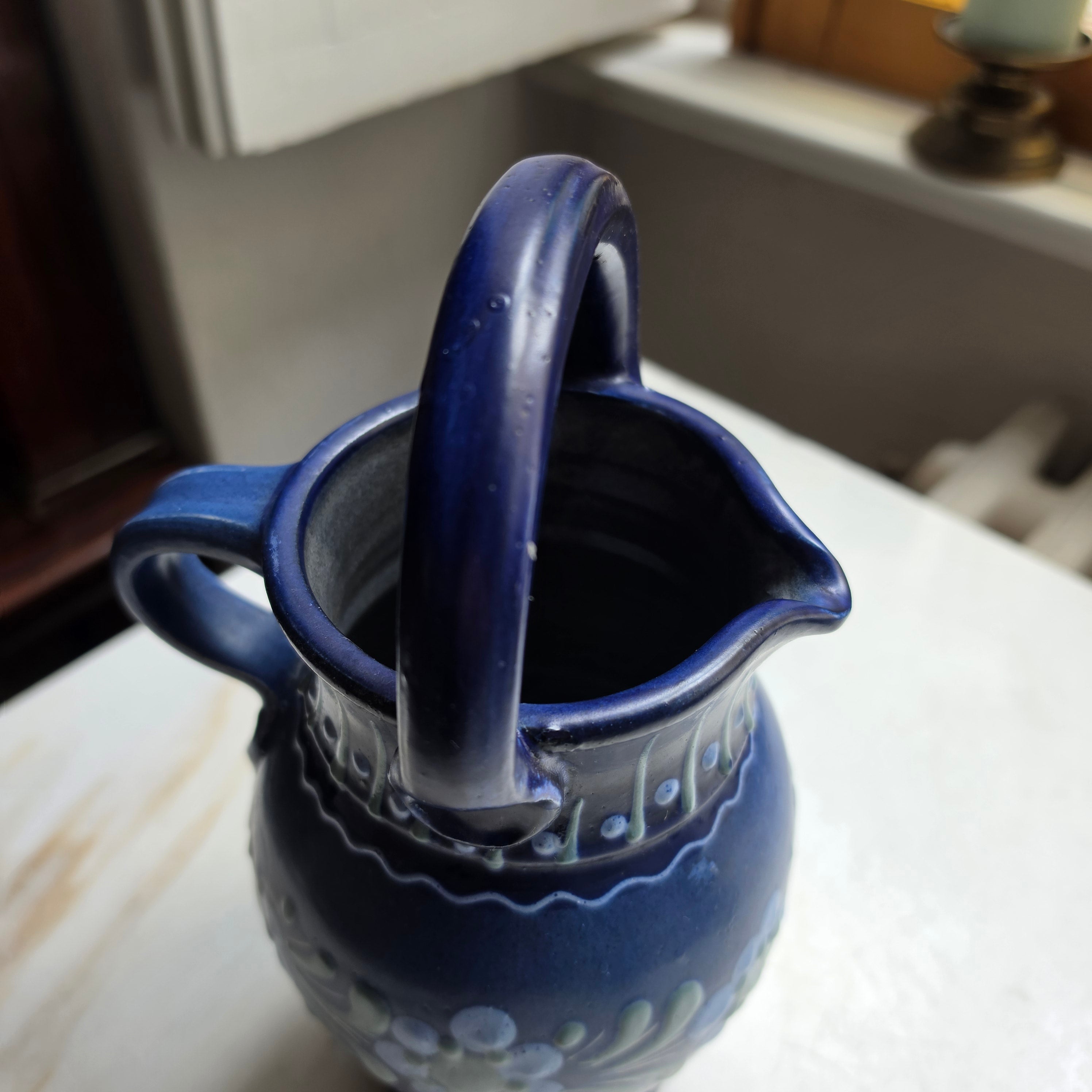 Antike wunderschöne blaue Vase mit Henkel Krug Handbemalt Blumen