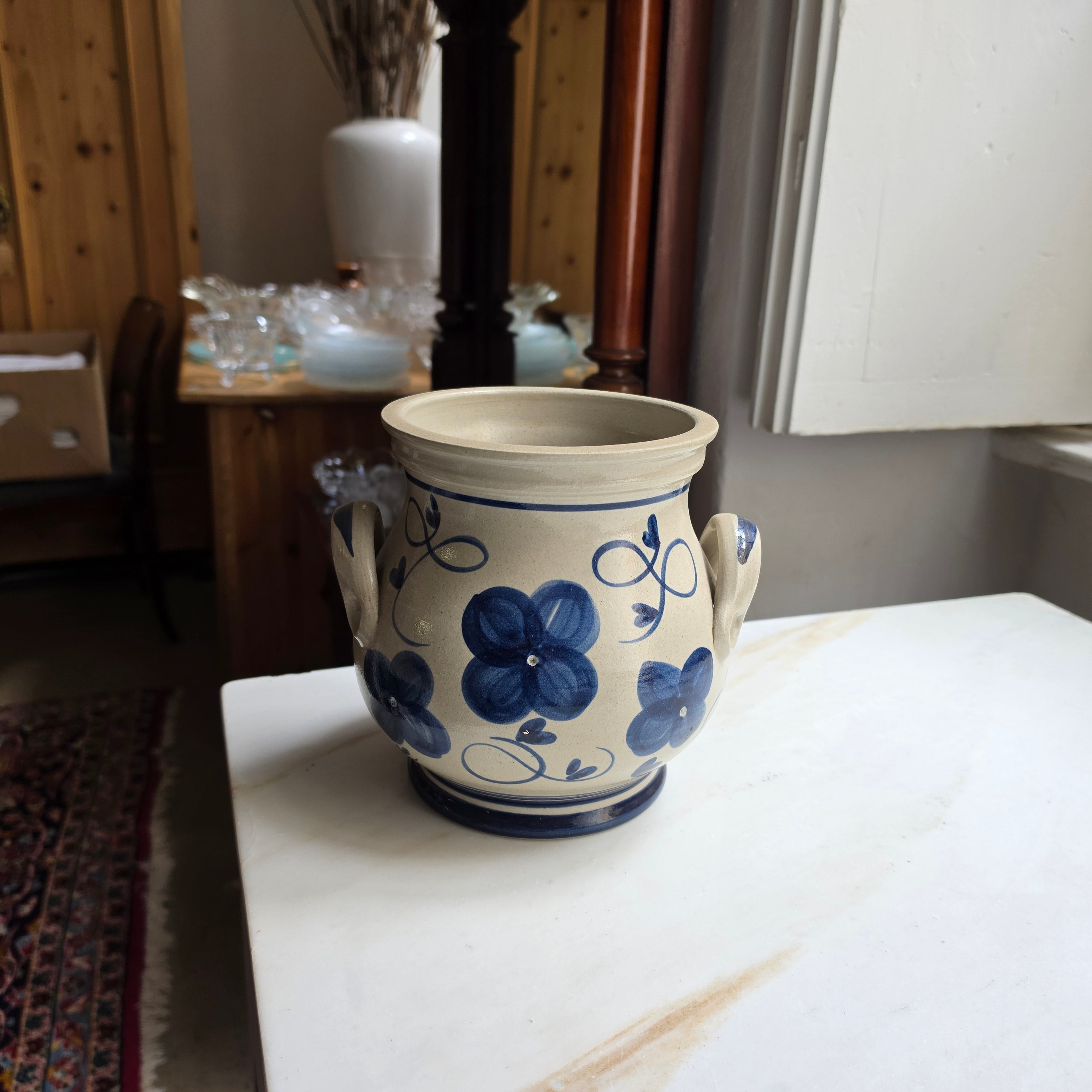 Antiker Westerwälder Schmalztopf / Steinguttopf mit Henkeln – Handgemaltes Kobaltblaues Blumenmuster – Vintage Küchendekoration Übertopf Blumentopf
