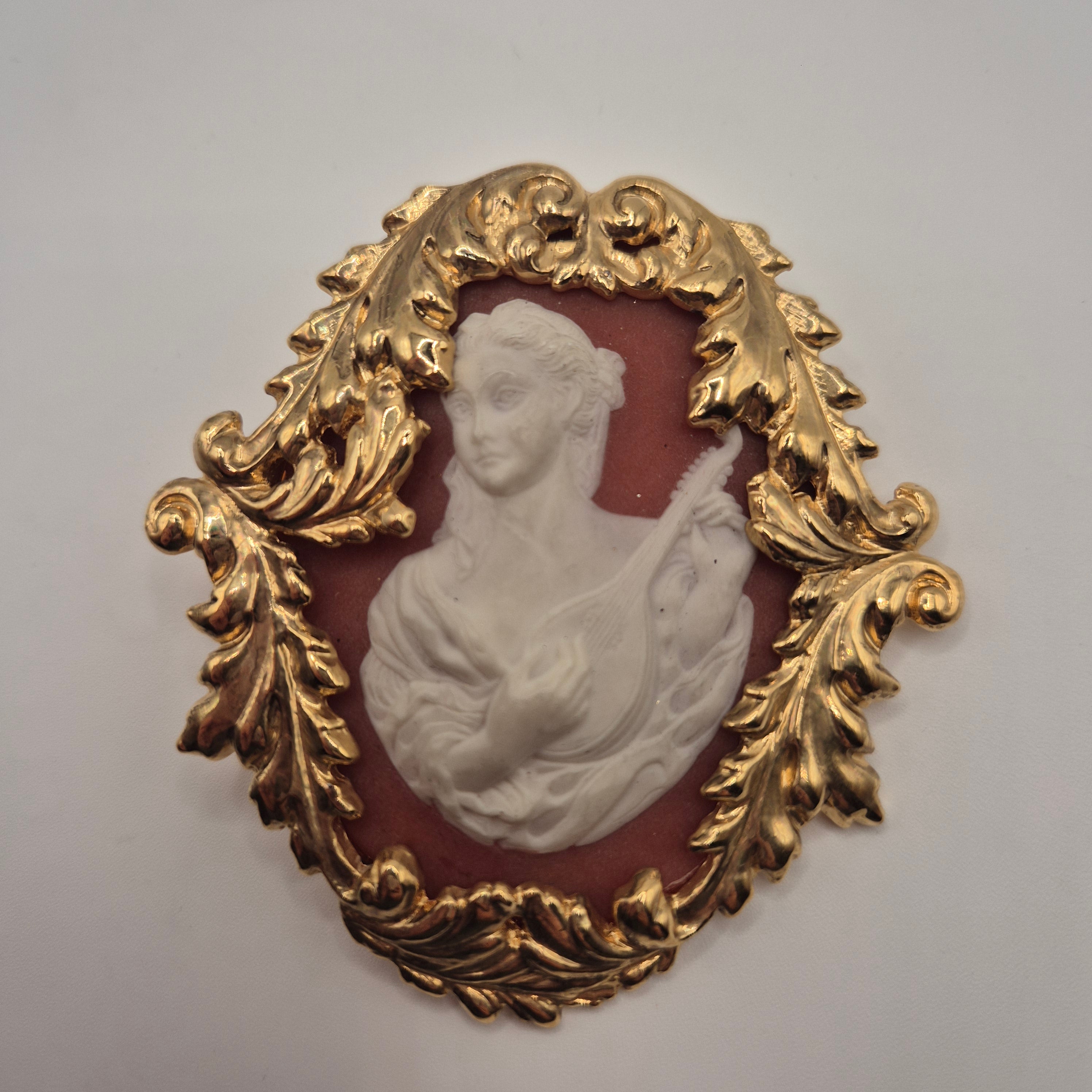 Vintage Kamee-Gürtelschnalle – Muse mit Laute in prunkvollem Goldrahmen
