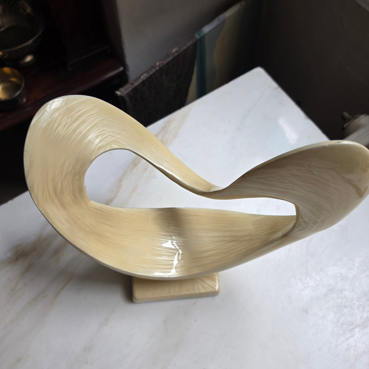 Moderne Abstrakte Skulptur im Mid-Century Style – Beige/Creme mit Metallfuß