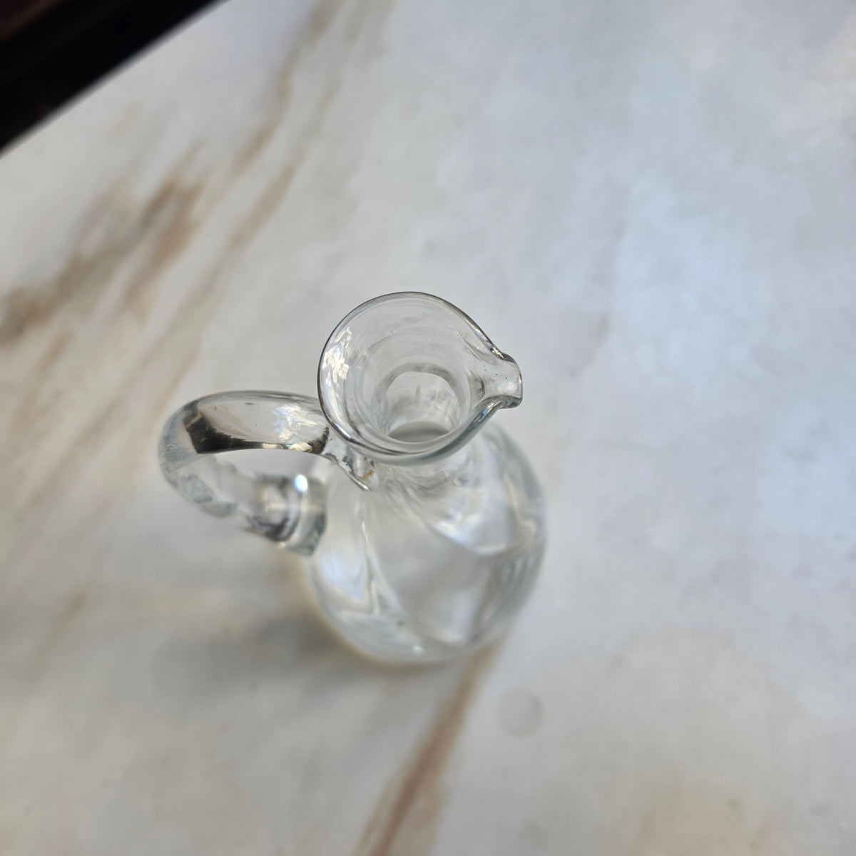 Elegante Glaskaraffe mit Henkel & Kugelstopfen – Zeitloses Design für Essig, Öl & Likör