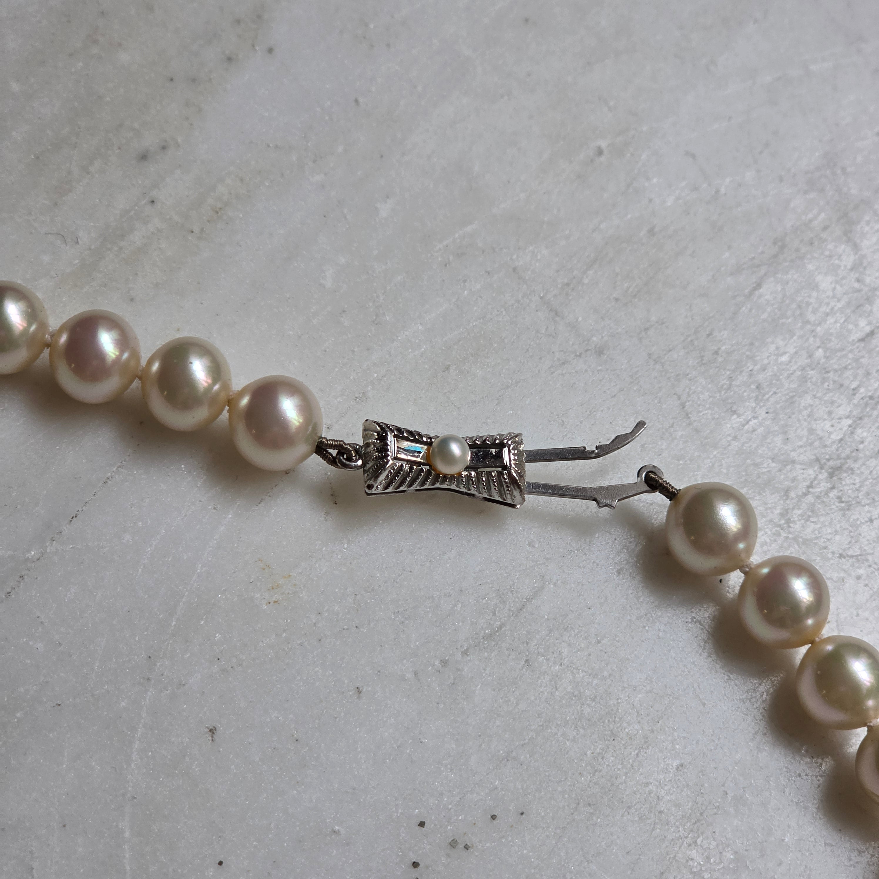 Elegante Perlenkette mit 835 Silber-Steckschloss – Shimmering Modeschmuck-Perlen mit bronzegoldenen Akzenten
