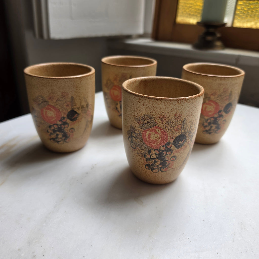 4er Set Vintage Keramikbecher - Rustikale Becher mit herbstlichem Frucht-Dekor - Sprenkelglasur