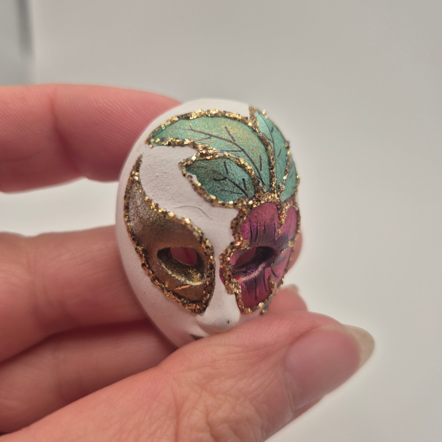 Wunderschöne venezianische Masken-Brosche | Handgemacht | Keramik Unikat