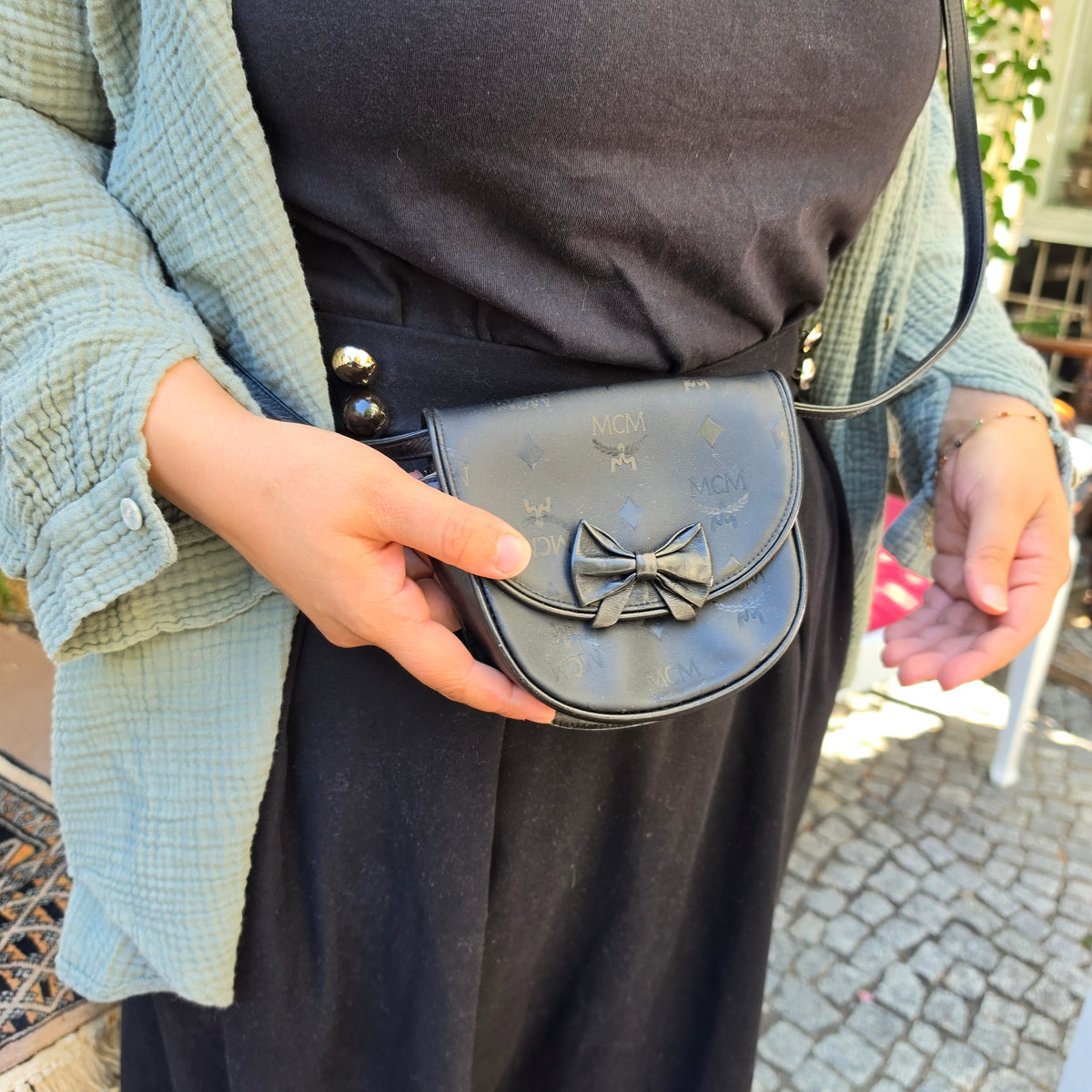 Vintage 90er Jahre MCM Umhängetasche mit Schleife – Klassisches Visetos-Design in Schwarz