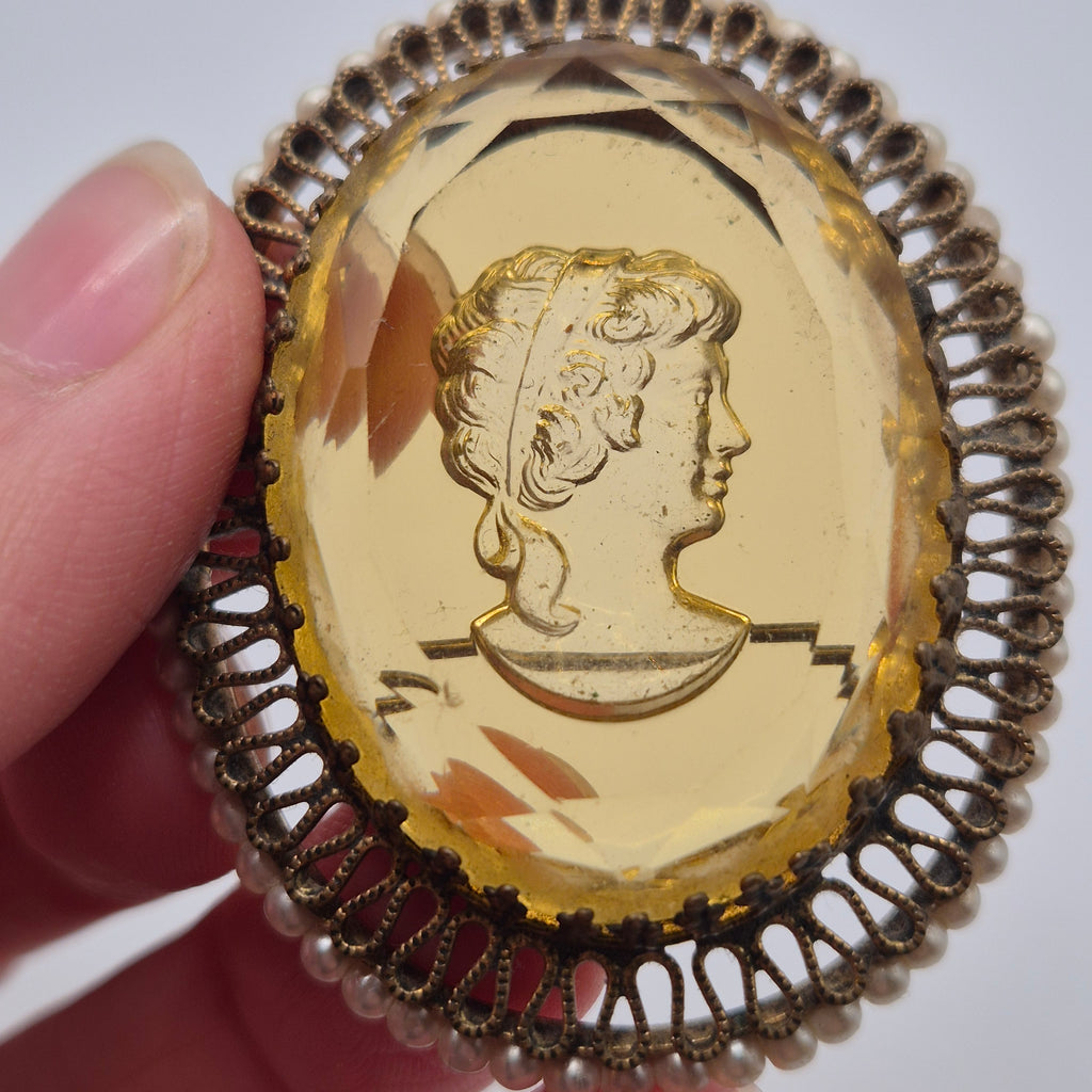 Große alte Glas Brosche mit Damenrelief Cameo Brosche Verschluss wackelig 5x6cm