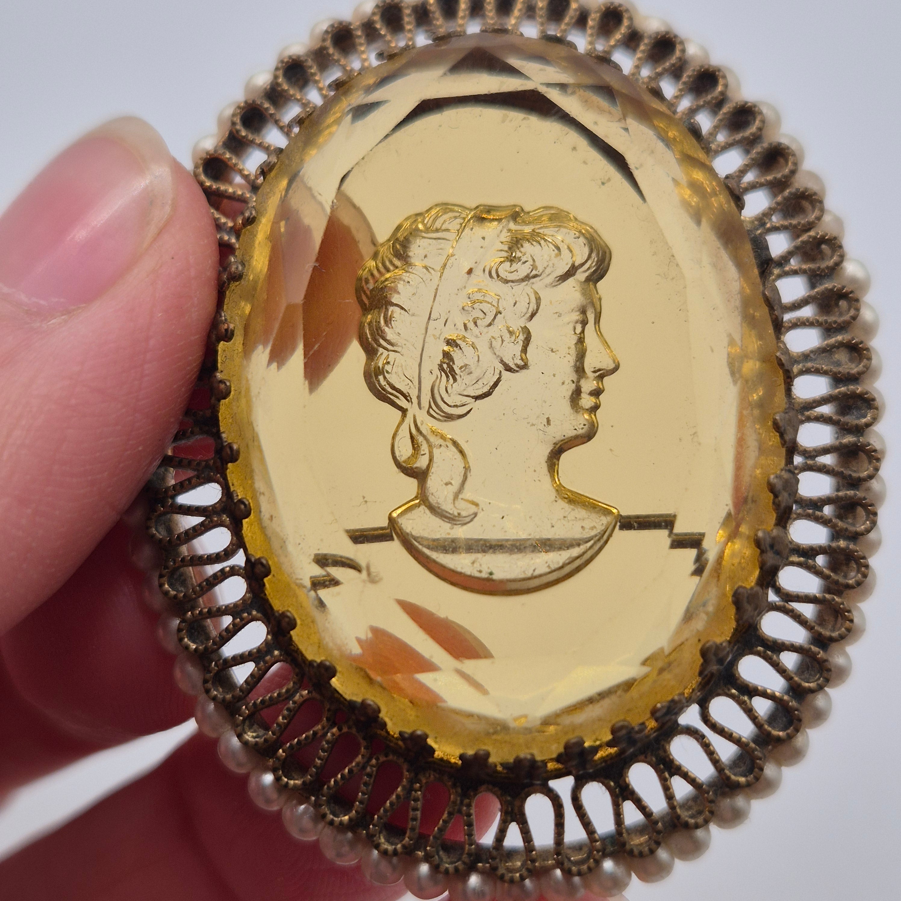Große alte Glas Brosche mit Damenrelief Cameo Brosche Verschluss wackelig 5x6cm