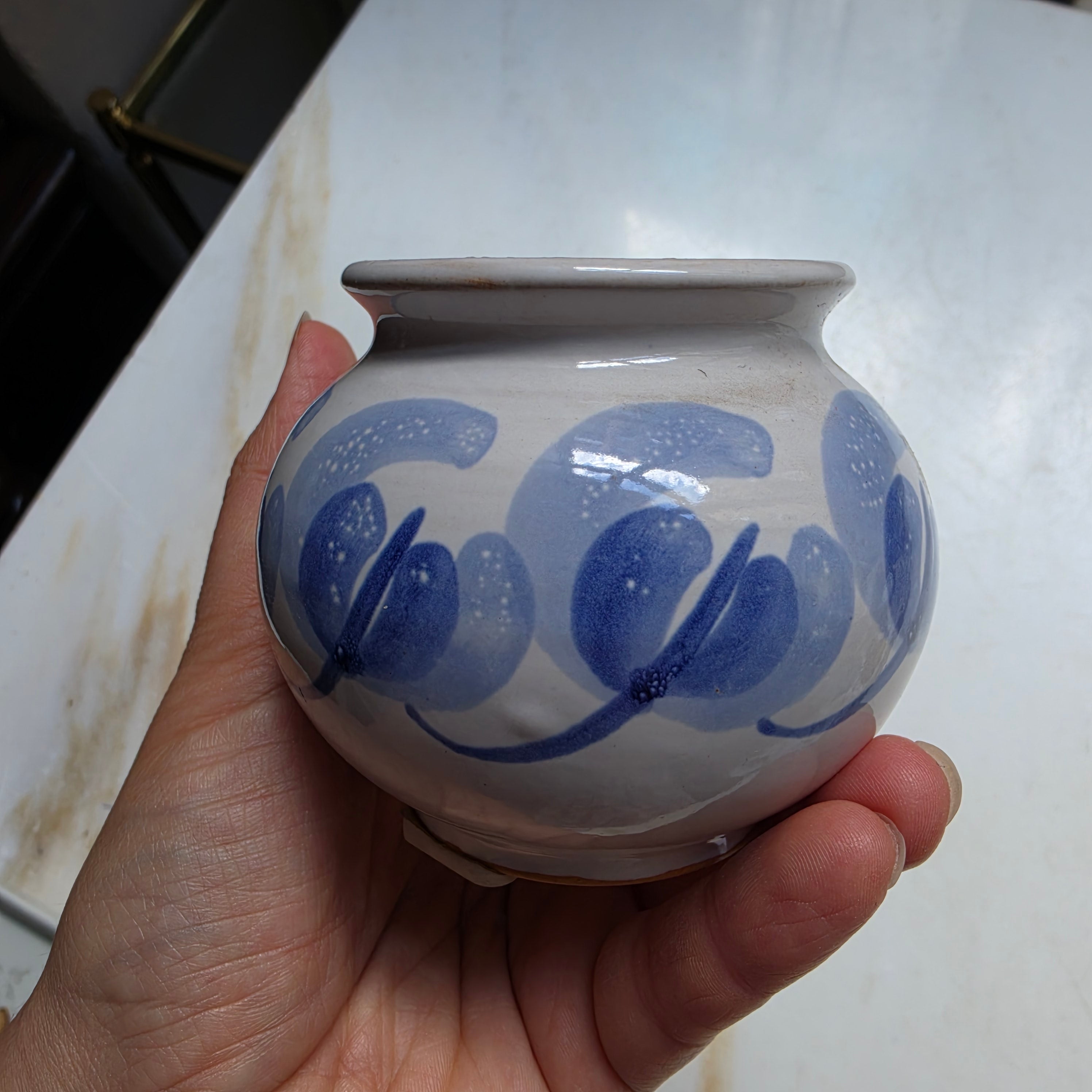 Vintage Keramik-Kugeltopf / Mini-Vase – Blau-Weißes florales Dekor