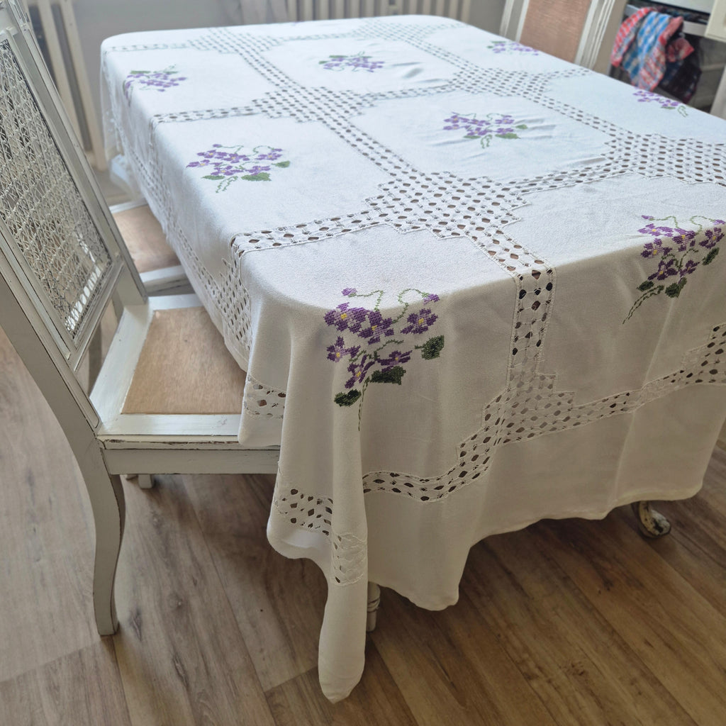 Vintage DDR Tischdecke weiß mit lila Blumenstickerei 220x130cm