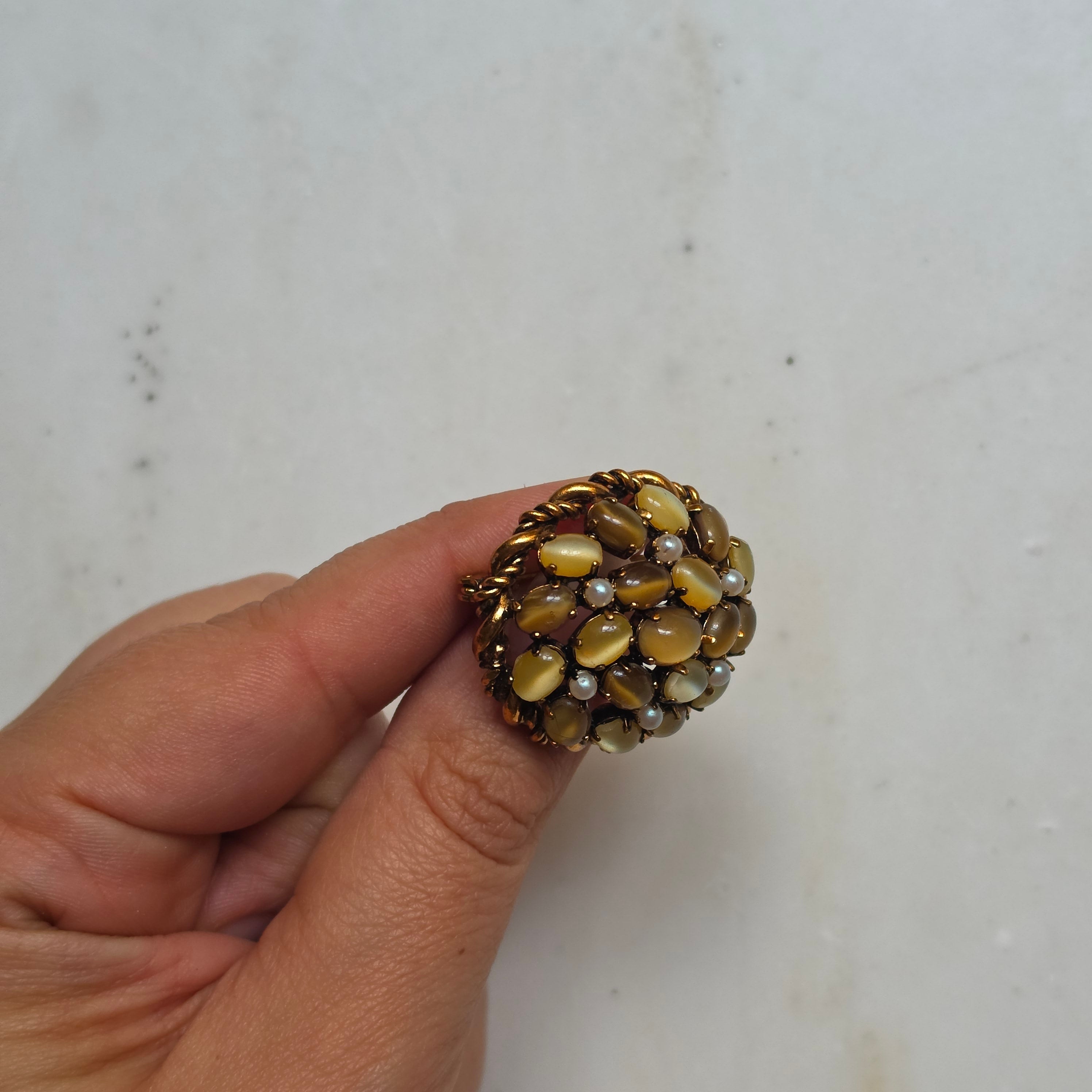 Vintage Goldton Brosche mit Katzenaugen-Steinen und Kunstperlen 60er Jahre