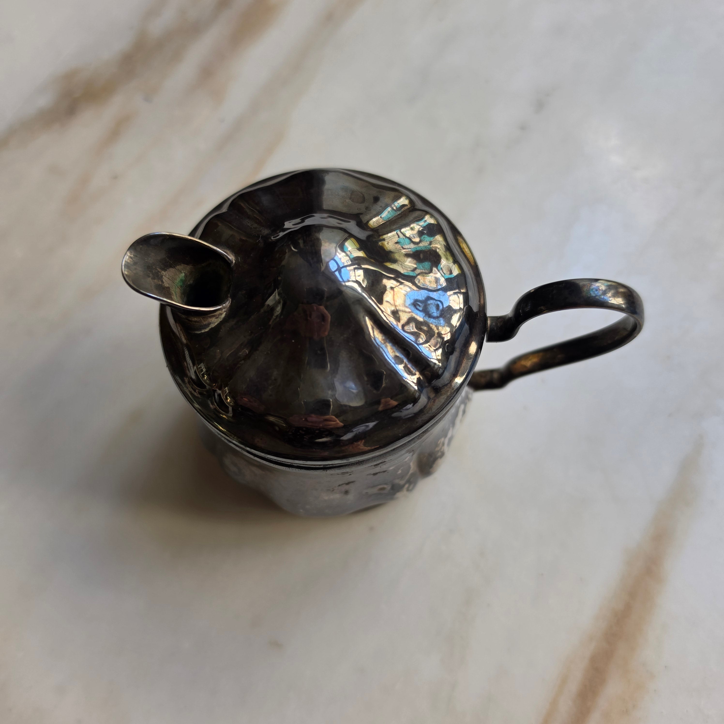 Altes versilbertes Milchkännchen Sahnekännchen Metall zum aufpolieren!