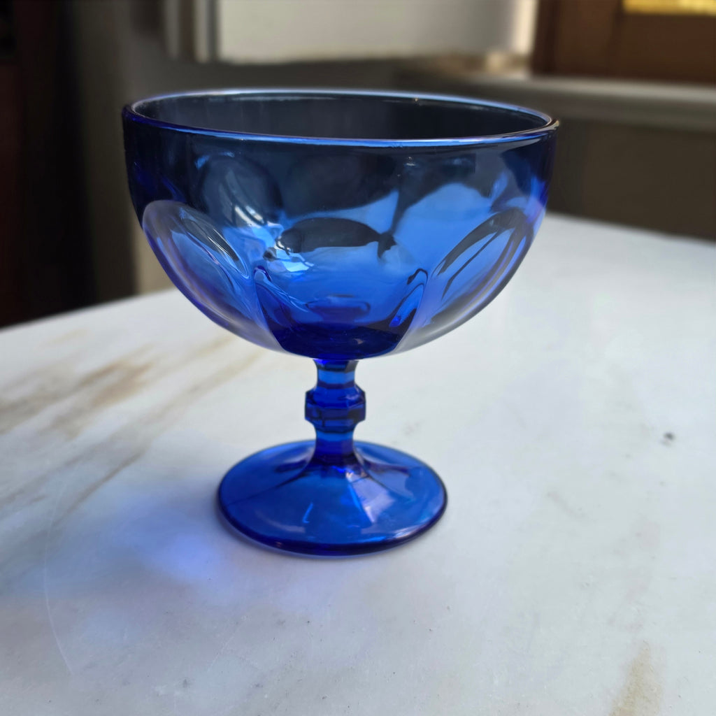 Eleganter kobaltblauer Vintage-Glasbecher auf Fuß