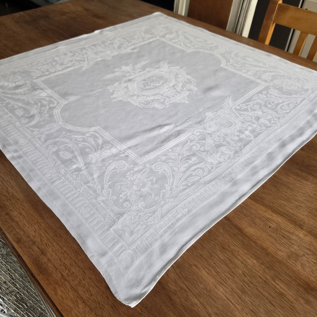 Antike Damast-Tischdecke mit gesticktem Monogramm – Edle Tischwäsche im Landhaus- / Vintage-Stil - 70x72cm