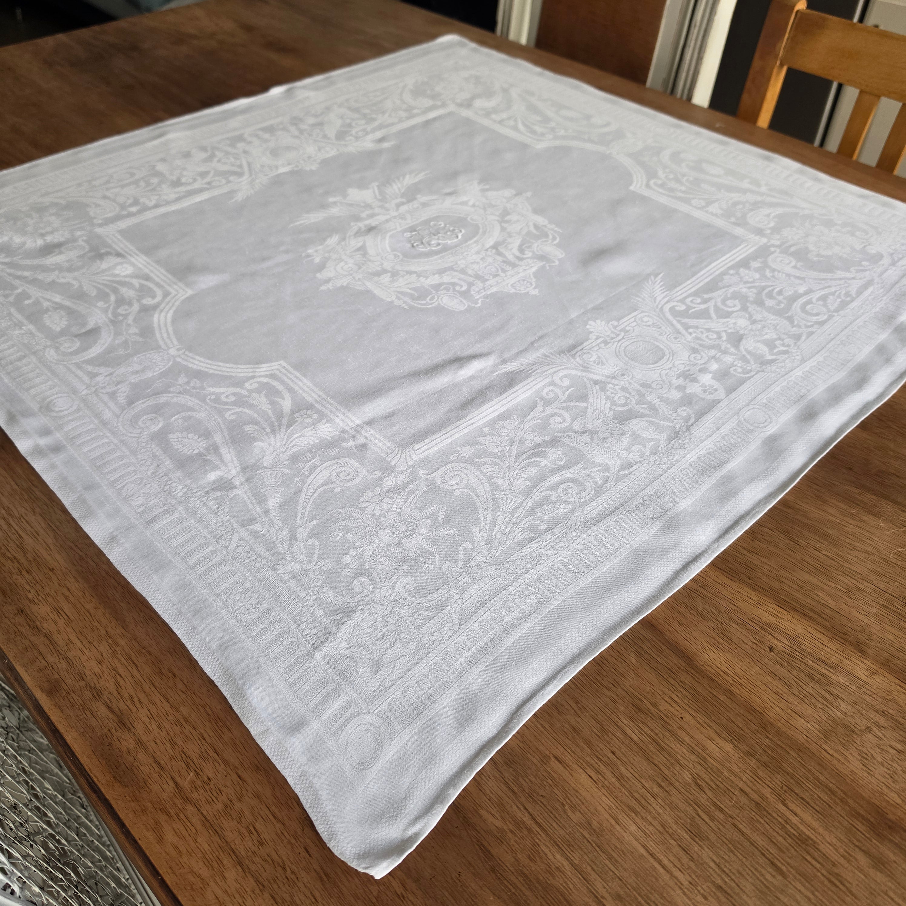 Antike Damast-Tischdecke mit gesticktem Monogramm – Edle Tischwäsche im Landhaus- / Vintage-Stil - 70x72cm