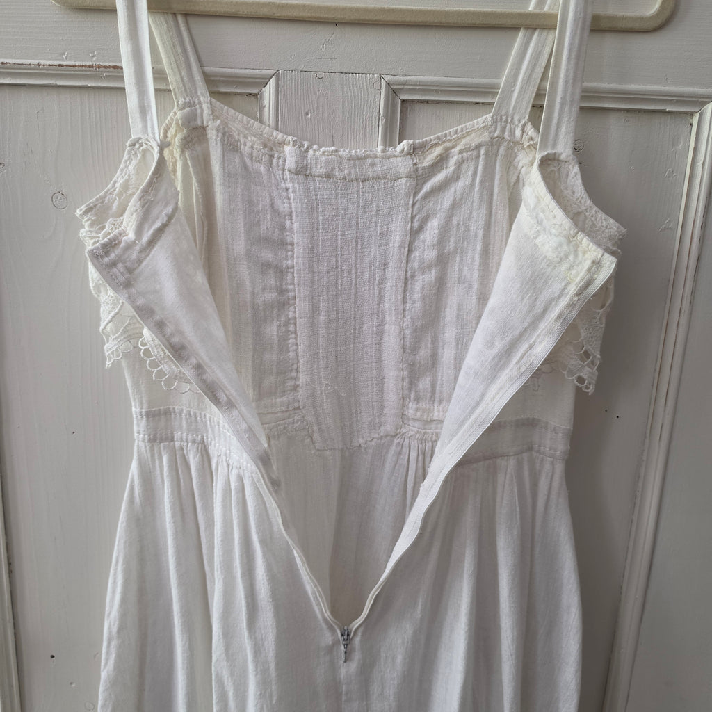 Romantisches Vintage Trägerkleid – Weißes Halbleinen & Spitze (Handgemachtes Unikat)