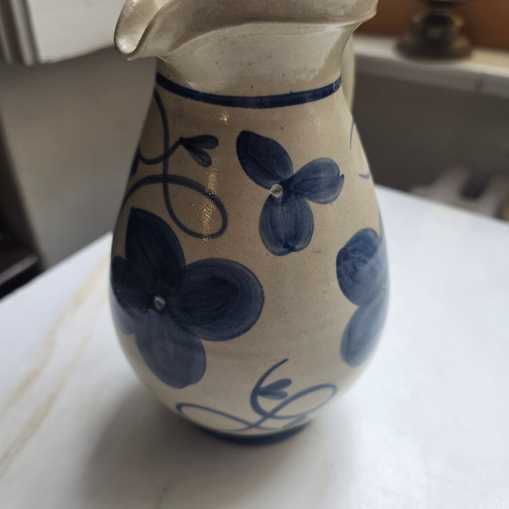 Klassischer Westerwälder Steinzeug-Krug – Handbemaltes Bembel-Design